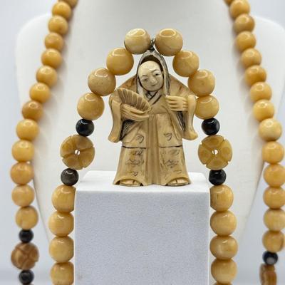 LOT 44J: Japanese Netsuke on Long Prayer Bead Necklace - Laughing / Angry Buddha Toggle Face