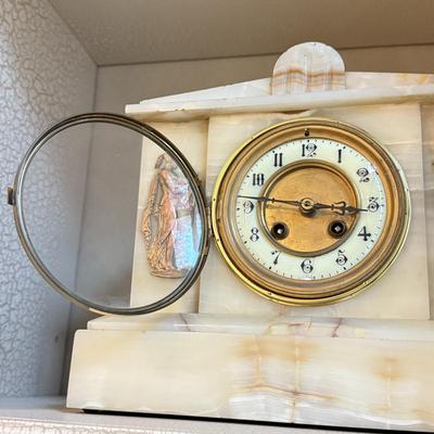 LOT 50F: Antique French Marble/Onyx Mantle Clock w/ Brass Details (10")