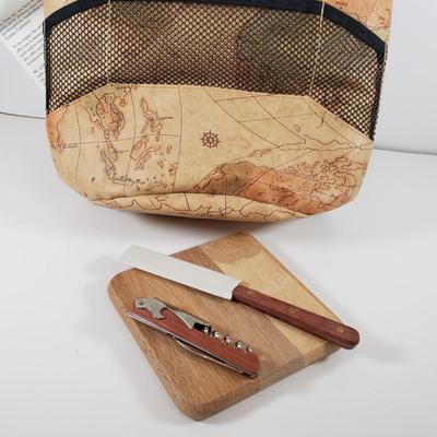 LOT 79MB: Pair of Murano Glass Wine Stoppers & World Style Map Insulated Picnic/Wine Bag(New)