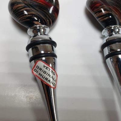 LOT 79MB: Pair of Murano Glass Wine Stoppers & World Style Map Insulated Picnic/Wine Bag(New)