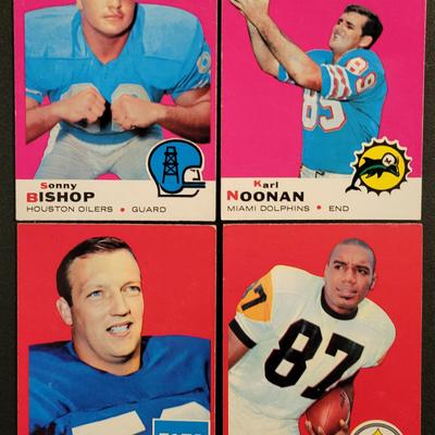 Sale Photo Thumbnail #699: 1969 Topps Various Players. (20 CARDS) Fred Hill card has damage on right top corner
Gale Sayers, Jackie Smith (2), Gary Ballman, Bob Cappadona, Dan Abramowicz RC, Boyd Dowler, Bob Matheson, Bryon Piccolo RC, Sherrill Headrick
Fred Hill, Walt Suggs, Rudy 