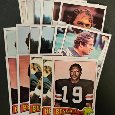Sale Photo Thumbnail #1069: 1975 Topps Bengals Various Players,  Most cards in this lot have doubles.