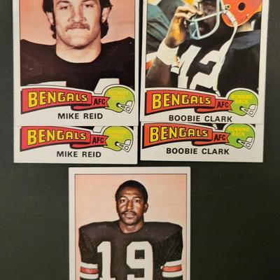 Sale Photo Thumbnail #1076: 1975 Topps Bengals Various Players,  Most cards in this lot have doubles.