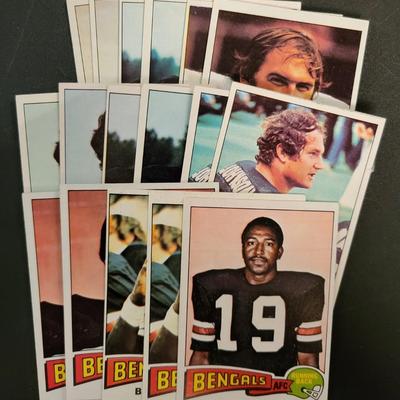 Sale Photo Thumbnail #1078: 1975 Topps Bengals Various Players,  Most cards in this lot have doubles.
