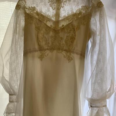 Sale Photo Thumbnail #51: Vintage lace wedding gown in excellent condition 
Waist xxx
Length xxx