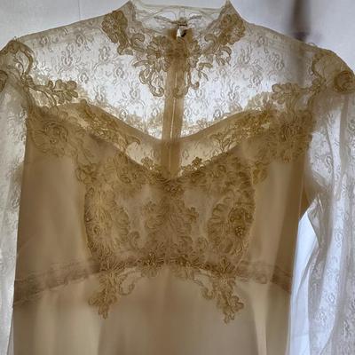 Sale Photo Thumbnail #52: Vintage lace wedding gown in excellent condition 
Waist xxx
Length xxx