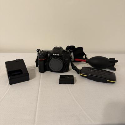 Nikon D7200 Camera Body & More (O-MG)