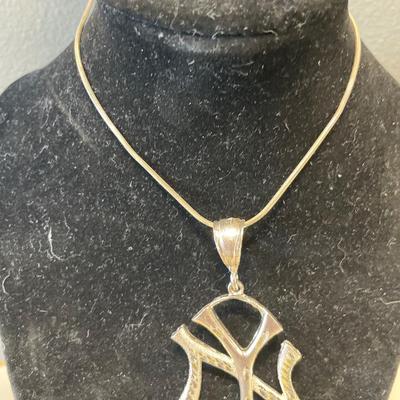 Large NY pendant on Faolo Rombo 925 chain