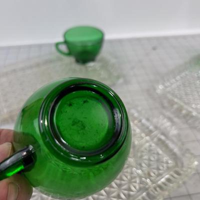 4 Snack Set Plates with 4 Green Cup by Anchor Hocking