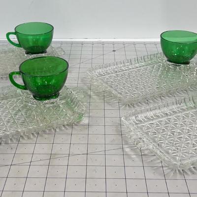 4 Snack Set Plates with 4 Green Cup by Anchor Hocking