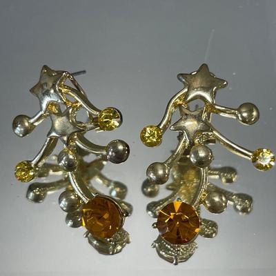 2 vintage pins, earrings and necklace