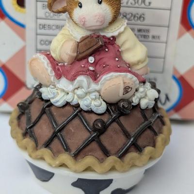 Marys Moo Moos Enesco Chocolate Cow Pie Covered Box Figurine 372730G With Box