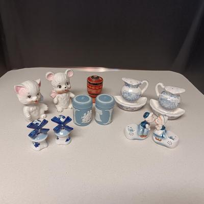 VINTAGE SALT & PEPPER SHAKERS