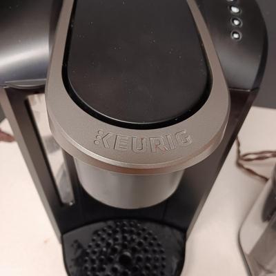 KEURIG SINGLE BREW COFFEE MAKER AND A COFFEE BEAN GRINDER