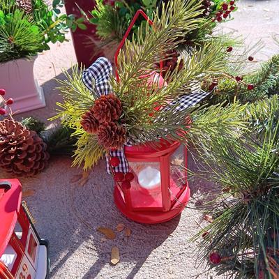 HOLIDAY GARLAND, CENTERPIECES AND DECOR