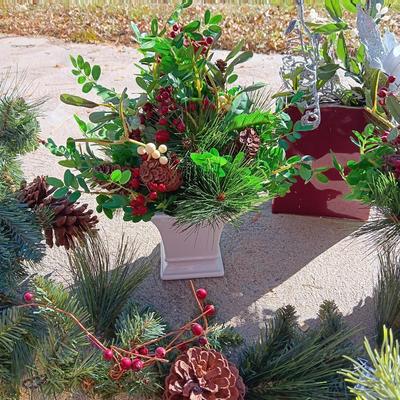 HOLIDAY GARLAND, CENTERPIECES AND DECOR