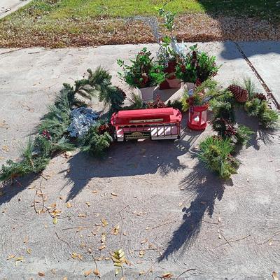 HOLIDAY GARLAND, CENTERPIECES AND DECOR