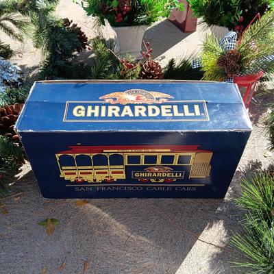 HOLIDAY GARLAND, CENTERPIECES AND DECOR