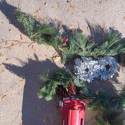 HOLIDAY GARLAND, CENTERPIECES AND DECOR