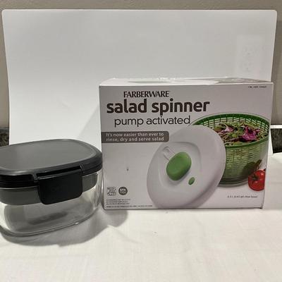 Sale Photo Thumbnail #254: One clasp of the salad container is missing