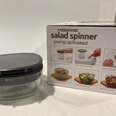 Sale Photo Thumbnail #255: One clasp of the salad container is missing