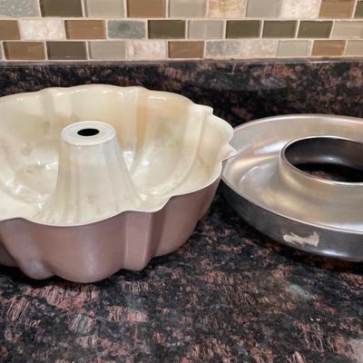 Tins and cookie sheets with steamer