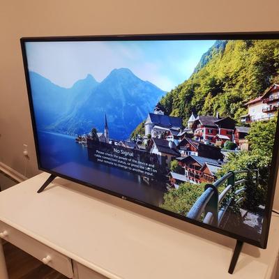 LG 42" TV W/Panasonic Woofer and Sound Bar (BLR-KD)