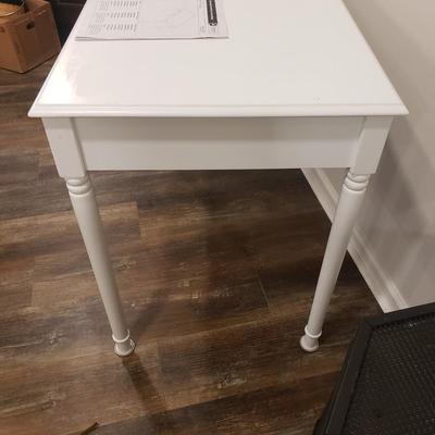 Southern Enterprises White Wooden Table (BLR-KD)