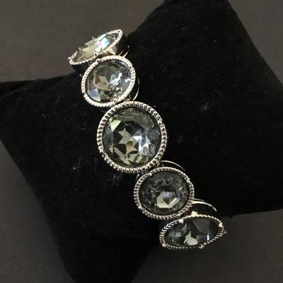 Beautiful, silver toned, gray blue rhinestone stretch bracelet