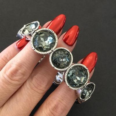 Beautiful, silver toned, gray blue rhinestone stretch bracelet