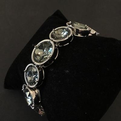 Beautiful, silver toned, gray blue rhinestone stretch bracelet