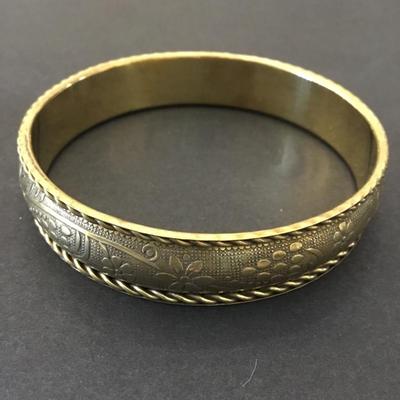 Vintage, gold tone floral pattern bangle bracelet