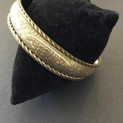 Vintage, gold tone floral pattern bangle bracelet