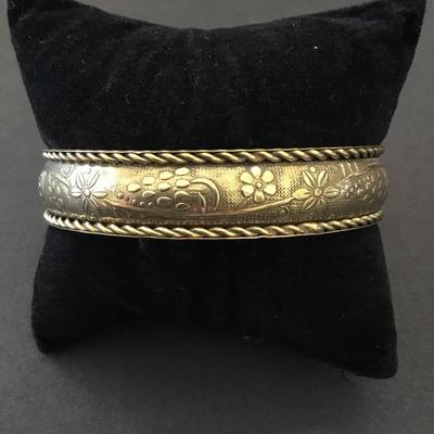 Vintage, gold tone floral pattern bangle bracelet