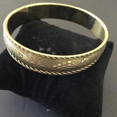Vintage, gold tone floral pattern bangle bracelet