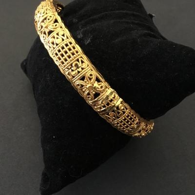 Beautiful, vintage, gold tone, elegant bangle bracelet