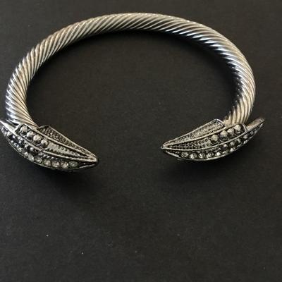 Beautiful twisted cable bracelet, silver tone, rhinestone