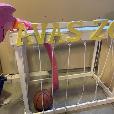 Zoo stuffed animal holder