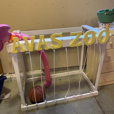 Zoo stuffed animal holder
