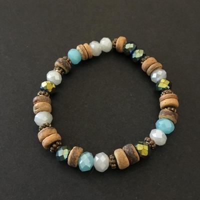 Cute Stone and glass bead stretch bracelet very pretty