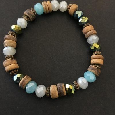Cute Stone and glass bead stretch bracelet very pretty