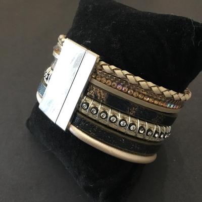 Super cute, magnetic bracelet, faux leather