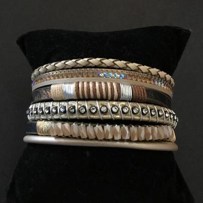 Super cute, magnetic bracelet, faux leather