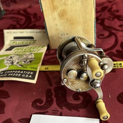 Vintage Pflueger Summit Model 1993L Reel