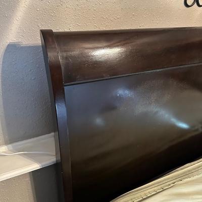 QUEEN SIZE BED FRAME WITH DRAWERS