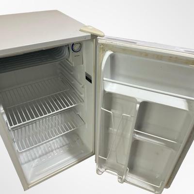 GE Compact Mini Refrigerator with Freezer Shelf