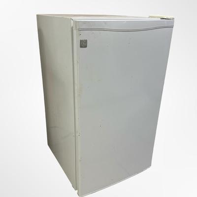 GE Compact Mini Refrigerator with Freezer Shelf