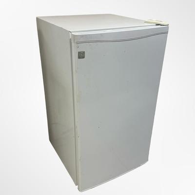 GE Compact Mini Refrigerator with Freezer Shelf