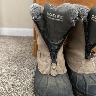 SIZE 6 SORREL BOOTS AND 8.5 KEEN SHOES