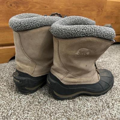 SIZE 6 SORREL BOOTS AND 8.5 KEEN SHOES